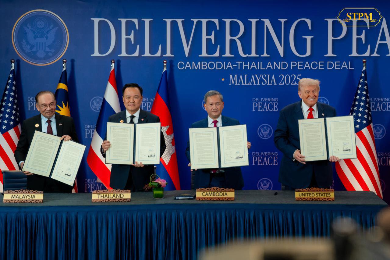 Cambodian Prime Minister Hun Manet and Thai Prime Minister Anutin Charnvirakul sign a peace deal on October 26, 2025, witnessed by U.S President Donald Trump and Malaysian Prime Minister. (Hun Manet’s Facebook)