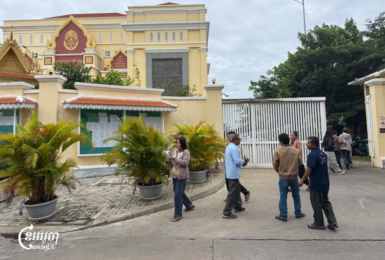 Supporters of Paris Peace Agreement activist Srun Srorn arrive in front of the Phnom Penh Municipal Court to attend his hearing. Nov. 21, 2025. (CamboJA/ Pring Samrang)