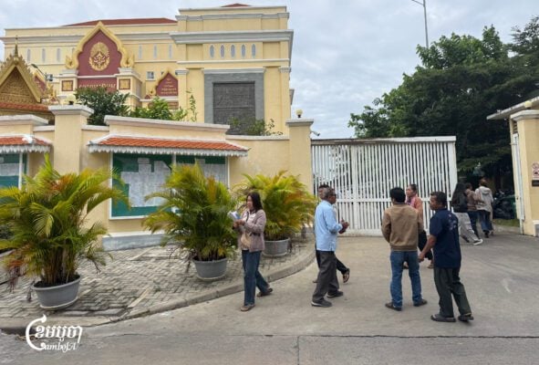 Supporters of Paris Peace Agreement activist Srun Srorn arrive in front of the Phnom Penh Municipal Court to attend his hearing. Nov. 21, 2025. (CamboJA/ Pring Samrang)