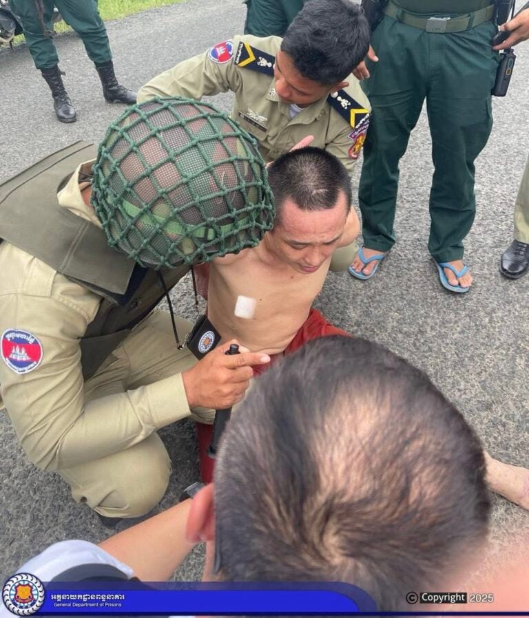 Svay Rieng Provincial police re-arrest one Vietnamese national among six defendants after a criminal group carried out an operation to rescue them during a shootout with police at Svay Rieng Provincial Court on November 18, 2025. (General Department of Prison) 