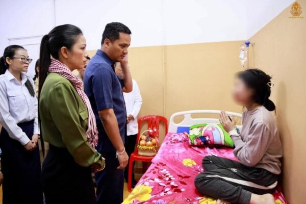 Interior Minister Sar Sokha and his wife visit a Cambodian woman who was allegedly assaulted by Thai black-clad soldiers during her travel back home with 10 other migrant workers in Banteay Meanchey province on November 17, 2025. (Sar Sokha’s Facebook)