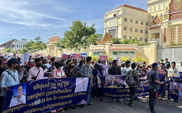 Hundreds protest in front of Phnom Penh Municipal Court on November 24, 2025 asking the court to re-arrest Pihpub Deimeas’s owner after he failed to resolve their debt issue after over two years' wait. (Supplied)