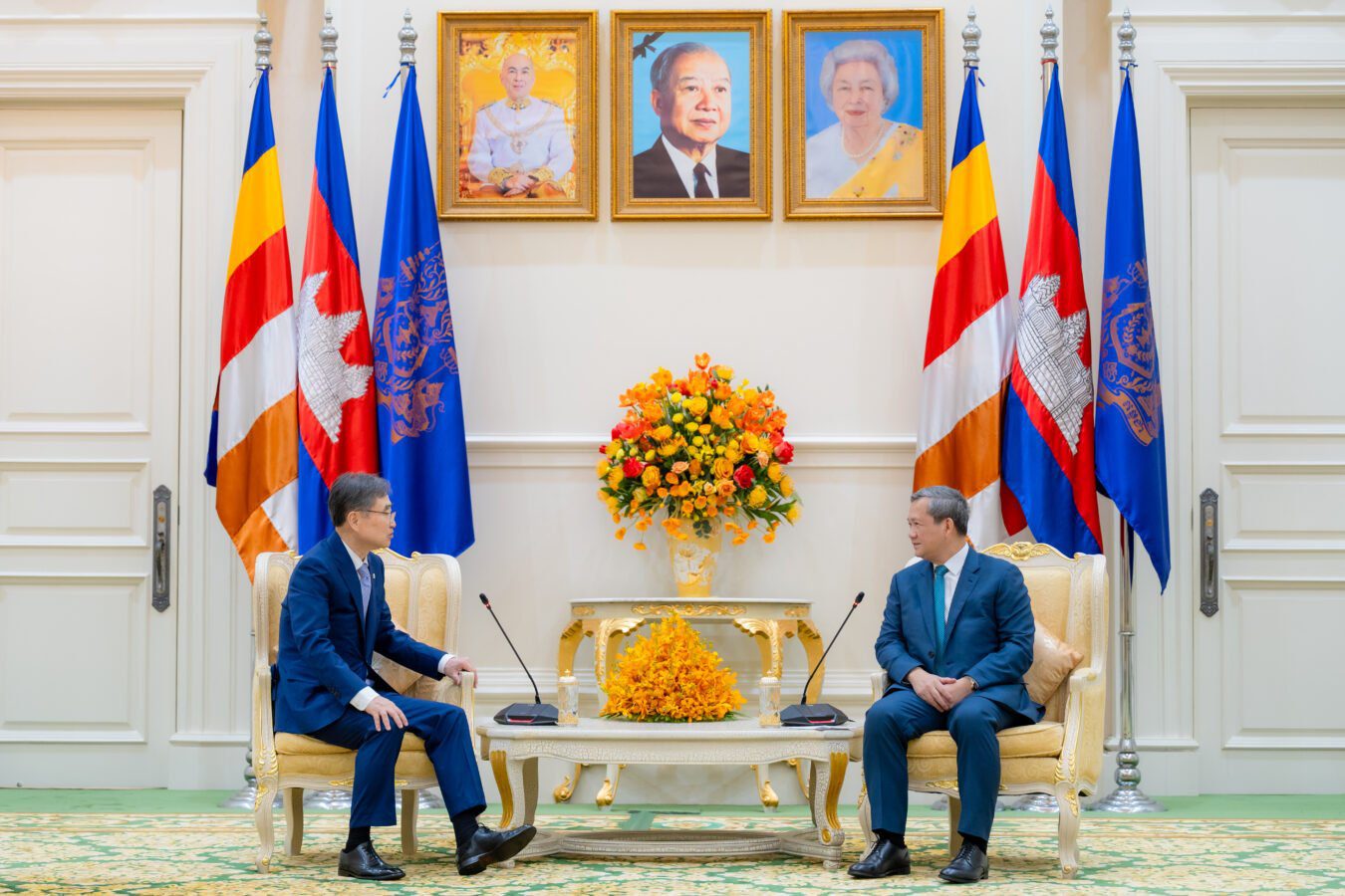 Prime Minister Hun Manet meets Minister of Foreign Affairs of the Republic of Korea Cho Hyun, at the Peace Palace in Phnom Penh, November 10, 2025. (AKP)
