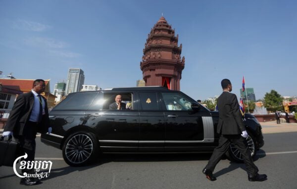 Officials and students participate in Independence Day celebrations in Phnom Penh on November 9. This year, Cambodia celebrates the 72nd anniversary of gaining independence from France in 1953. The historic day, which honors the freedom attained from French colonial rule, was marked with King Norodom Sihamoni lighting a fire at the Independence Monument where hundreds sang the national anthem and witnessed the release of colorful balloons. (CamboJA/ Pring Samrang)
