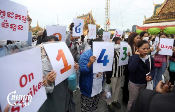 Around 50 members of the Labor Rights Supported Union at NagaWorld (LRSU) held a bird release ceremony Thursday at Preah Ang Dongkeu shrine, in front of the Royal Palace, Phnom Penh. The event comes amid a nearly four-year dispute with NagaWorld over reinstatement, fair compensation, and the protection of union and protest rights. Unionists also called for the release of 18 Cambodian soldiers held in Thailand for over 100 days. (CamboJA/Pring Samrang)