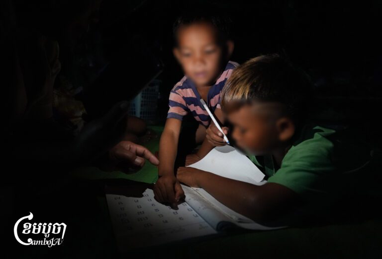 Young children doing self-learning at a shelter in Preah Vihear province on December 12, 2025. (CamboJA/Yousos Apdoul Rashim)