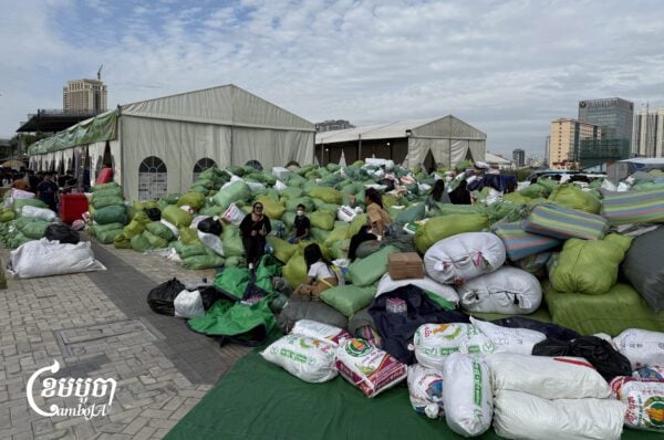 Citizens donate groceries, food, medicine, and other supplies in Phnom Penh to help more than 100,000 refugees from five provinces affected by Thai military shelling since December 7. Photo taken on December 10, 2025.(CamboJA/Pring Samrang)