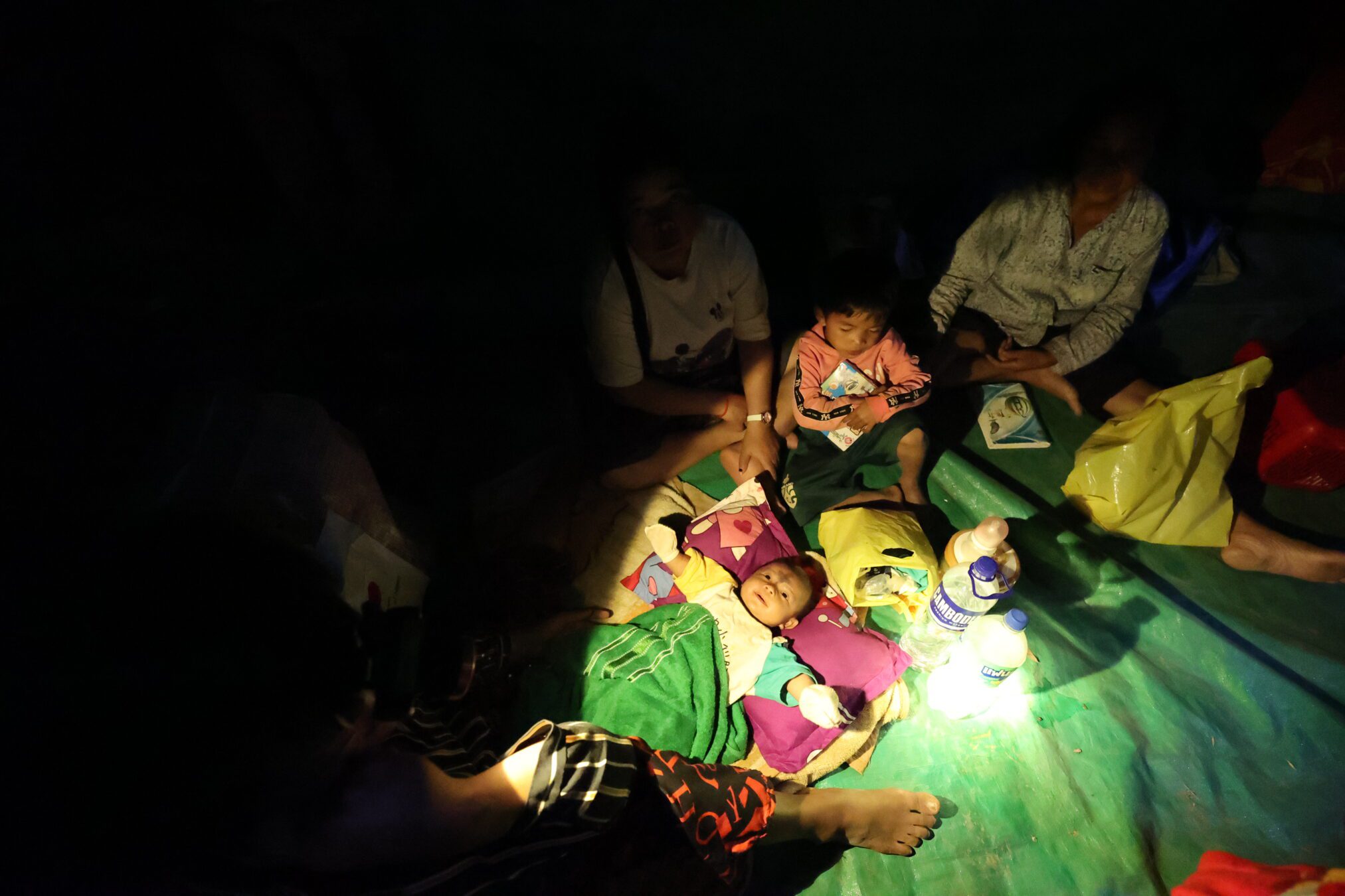 Cambodian people, including babies, took refuge at a safety shelter in Siem Reap province on Monday night. (AKP)