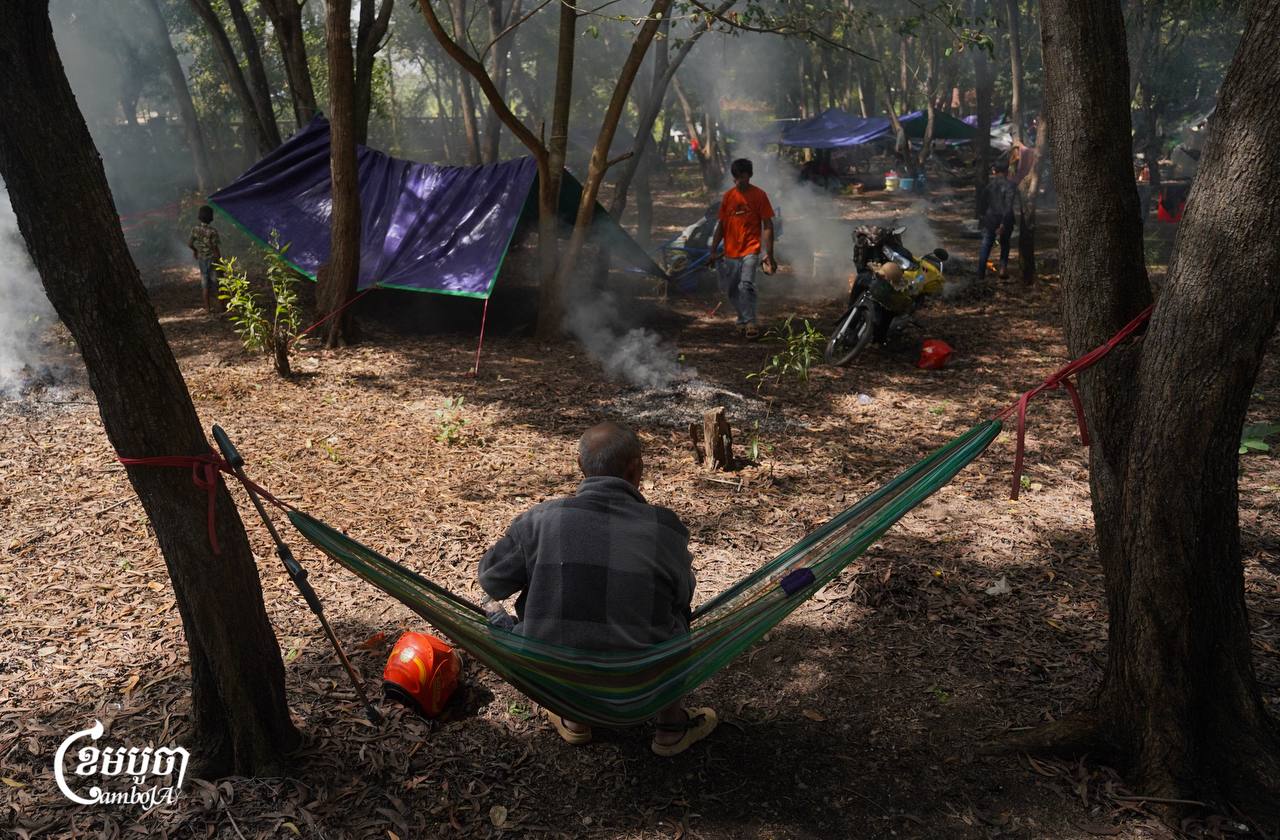 Displaced residents from the disputed Prey Chan village shelter at camp in Banteay Meanchey after a flare-up in border violence left one civilian killed and three wounded. Nov. 15, 2025. (CamboJA/Yarn Soveit)