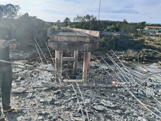 Me Thoeuk Bridge, also known as the Victory Bridge, in Thmar Da, Pursat province, is completely destroyed after being bombed continuously by Thai F-16 fighter jets on the afternoon of December 13, 2025, following attacks from the previous morning. (Photo from Neth Pheaktra's Facebook page)