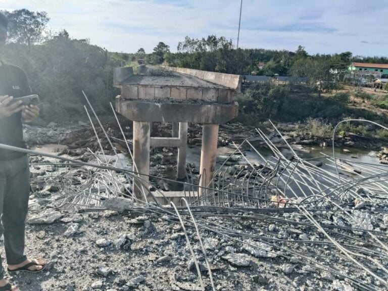 Me Thoeuk Bridge, also known as the Victory Bridge, in Thmar Da, Pursat province, is completely destroyed after being bombed continuously by Thai F-16 fighter jets on the afternoon of December 13, 2025, following attacks from the previous morning. (Photo from Neth Pheaktra's Facebook page)